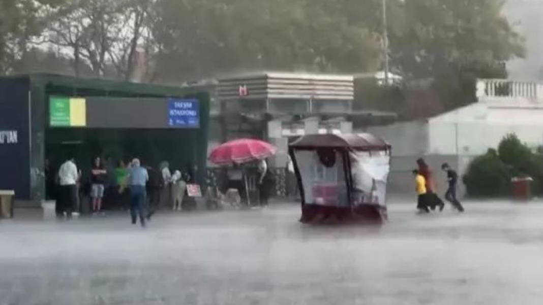 İSTANBUL beklenen sağanakta değişik manzaralar yaşadı! 1