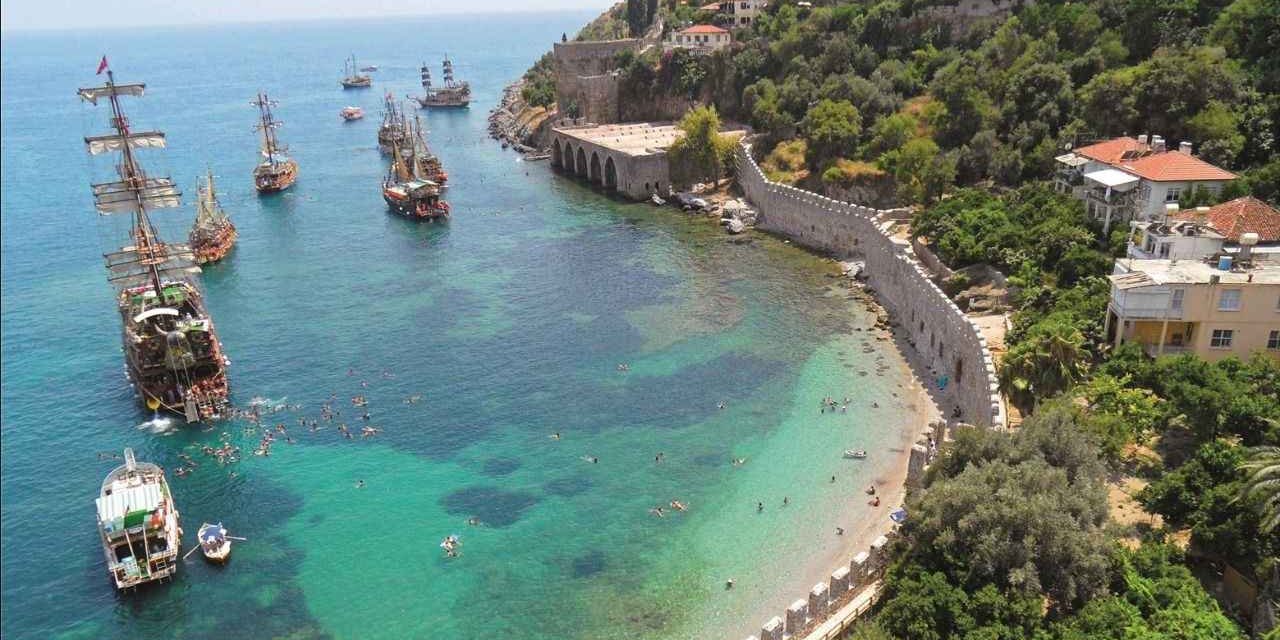 Tur tekneleri Alanya'nın denizini katlediyor