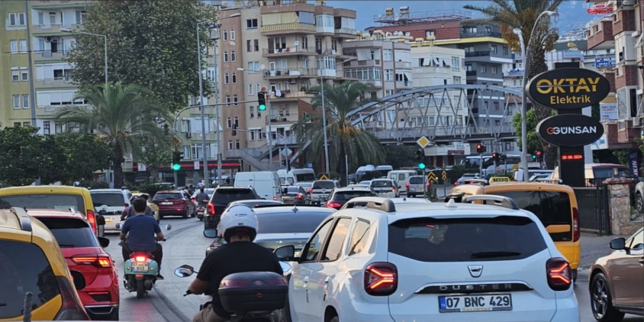 Resmen İstanbul olduk ALANYA! Trafik Kabusu Sürüyor!